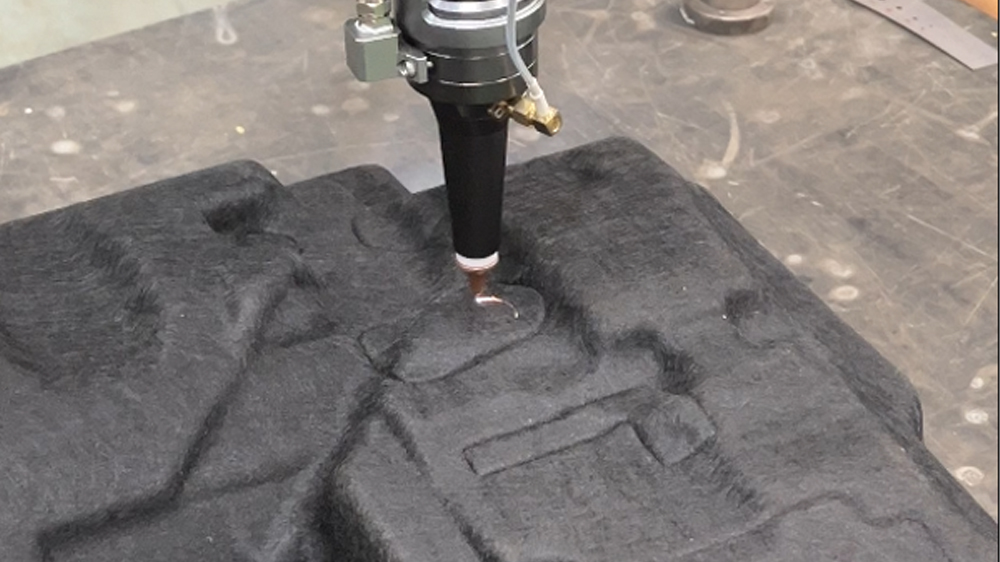 汽車發(fā)動機隔音罩機器人激光切割